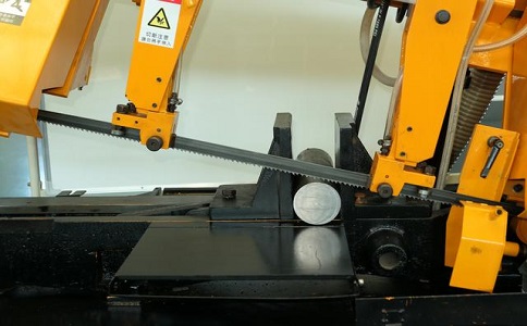 鼎湖数控带锯床自动送料精度会出现偏差吗？